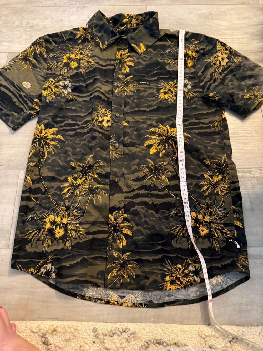 Quiksilver Button Down Shirt Men’s Small - Fits Teens